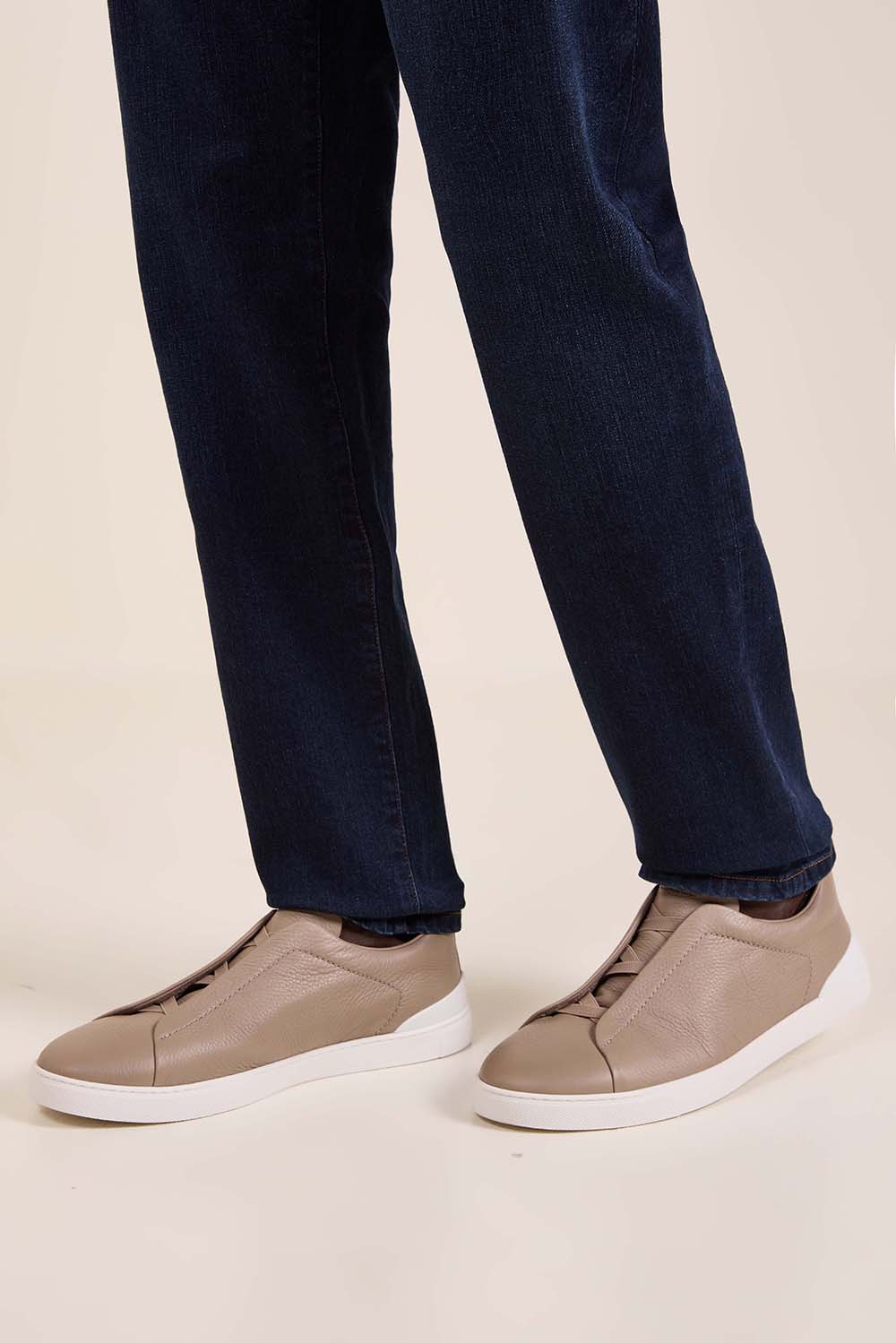 תמונת כל הלוק של נעלי סניקרס סליפ און